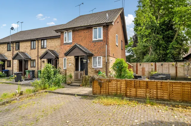 Oak Ridge, West End, Woking, Surrey, GU24 9PJ, photo 1