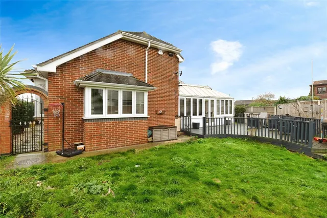 Beverley Avenue, CANVEY ISLAND, Essex, SS8, photo 1