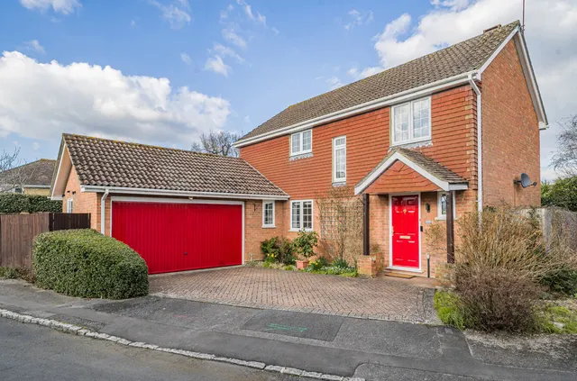 Aspen Gardens, Hook, Hampshire, RG27 9RB, photo 1