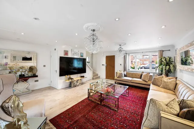 Larch Crescent, Hayes, UB4, photo 3