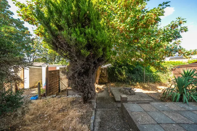 Photo 3 — Manor Fields, Liphook, GU30