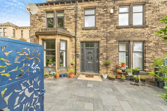 Whitcliffe Road, CLECKHEATON, photo 1