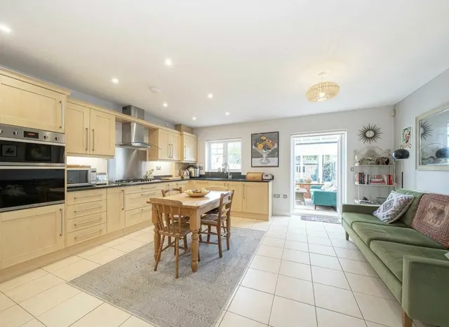 Heritage Close, Sunbury-On-Thames, TW16, photo 2