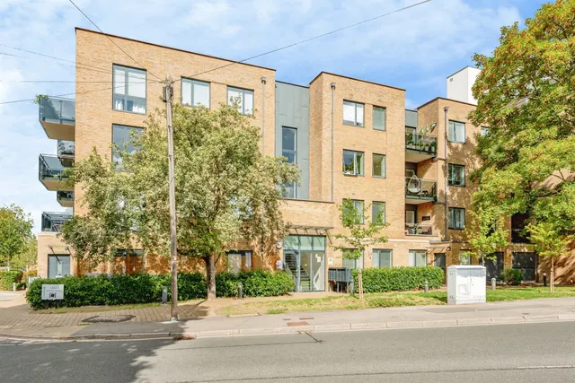 2 bedroom flat — Russells Crescent, Horley
