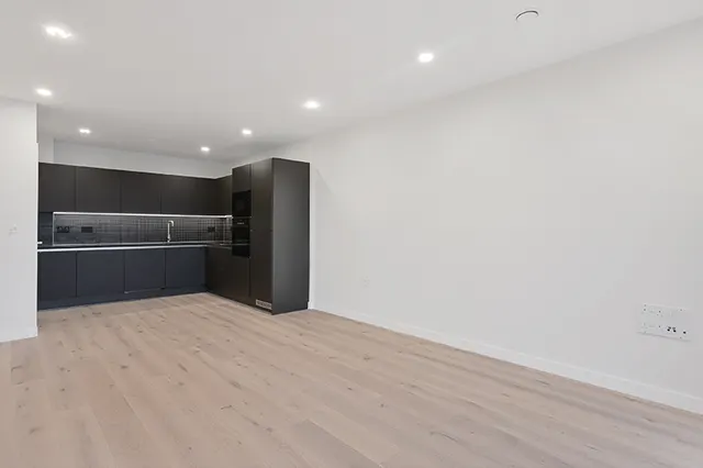 Midlle Road, London, W7, photo 2