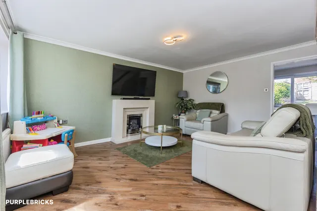 Neston Close, Oldham, OL2, photo 2
