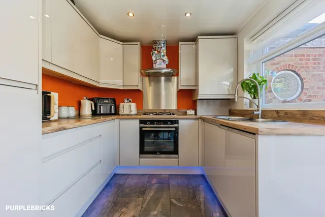 Neston Close, Oldham, OL2, photo 3