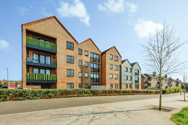 Nailsworth Crescent, Merstham, Redhill, photo 1