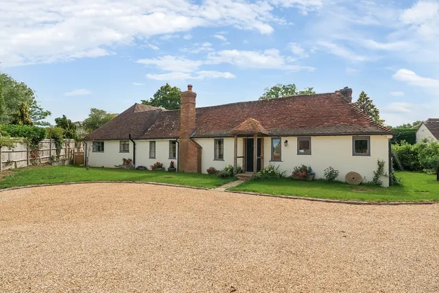 Emms Lane, Brooks Green, RH13, photo 1