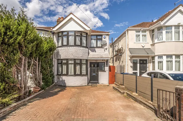 Woodhouse Avenue, Perivale, UB6, photo 1