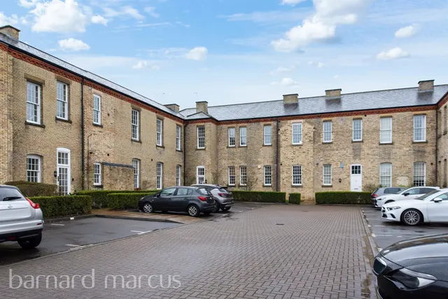 Horton Crescent, Epsom, photo 1