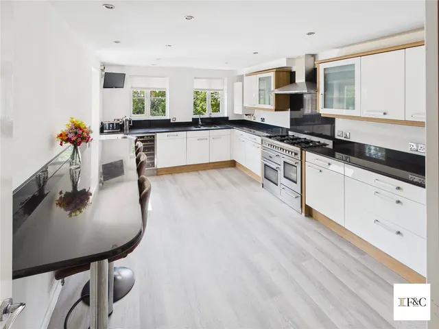 Exceptional Six-Bedroom Detached Family Home with Self-Contained Annexe and Direct Access to Cambourne Eco Park, photo 2