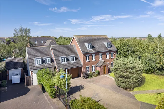 6 bedroom house, Exceptional Six-Bedroom Detached Family Home with Self-Contained Annexe and Direct Access to Cambourne Eco Park