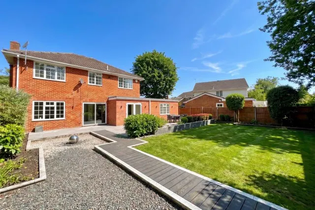 Crossacres, Woking, GU22, photo 1