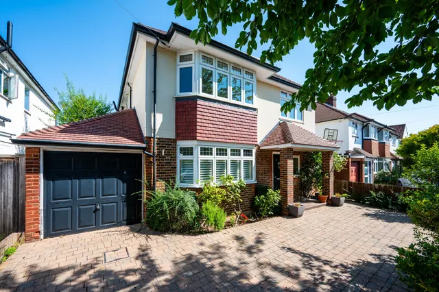 11 Clinton Avenue, East Molesey, photo 1