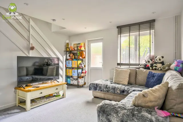 Bedroom house, with driveway parking, SN25, photo 3