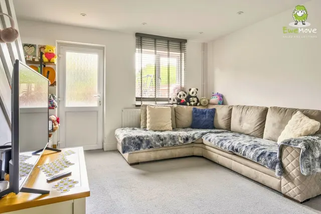 Bedroom house, with driveway parking, SN25, photo 2