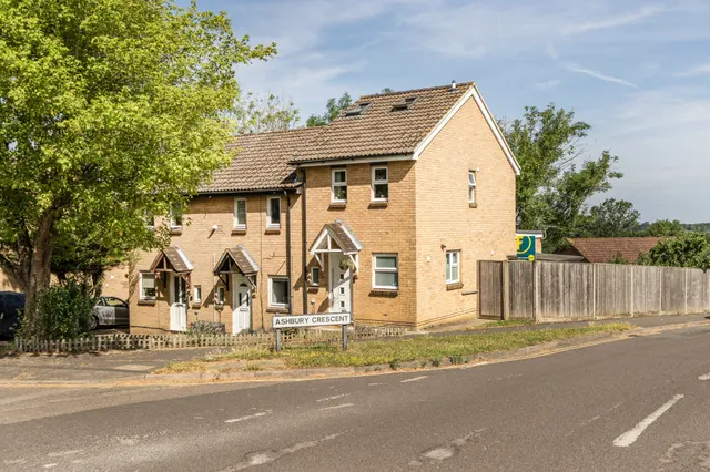 3 bedroom house — 2 Ashbury Crescent, Guildford