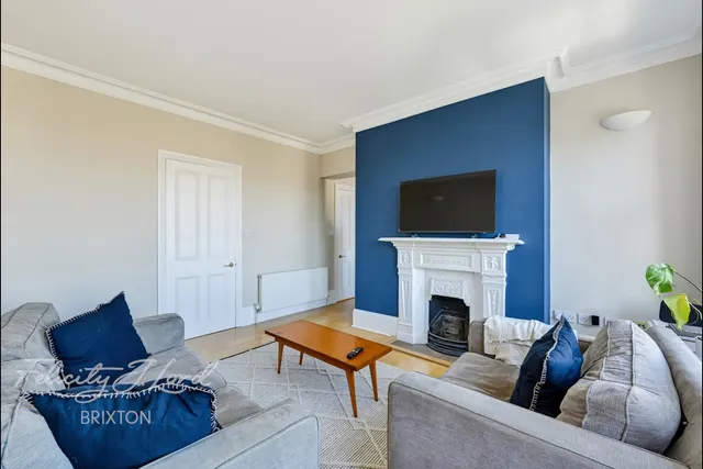 Canterbury Crescent, London, photo 3