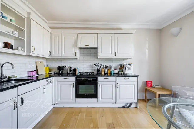 Canterbury Crescent, London, photo 2