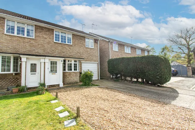 Montacute Close, Farnborough, GU14 7HG, photo 1