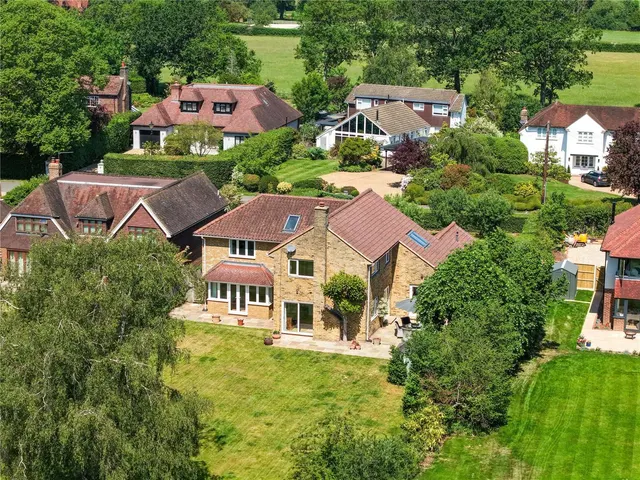Lower Farm Road, Effingham, Leatherhead, Surrey, KT24 5JJ, photo 1