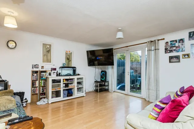 Curteys Walk, Crawley, RH11, photo 3