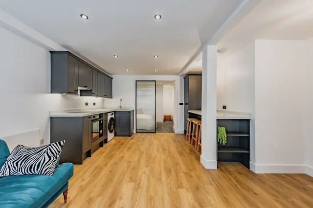 Photo 2 — Oakdene Road, Redhill
