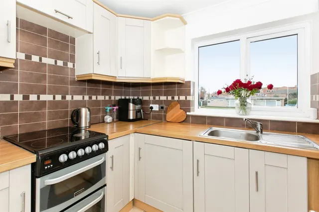 Grove Road, Kettering, NN14, photo 3