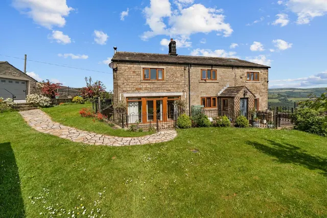 Ringstone Hill, Luddendenfoot, photo 1