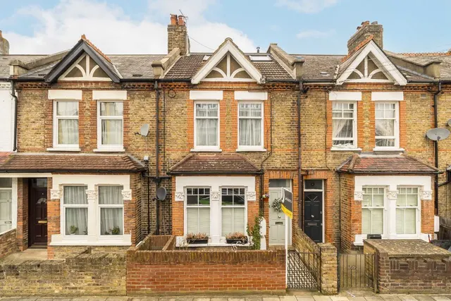 Lydden Grove, SW18, photo 1