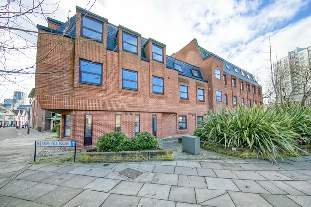 Cromwell Square, photo 1