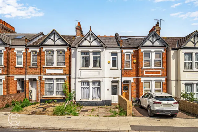 Greenford Avenue, London, W7, photo 1