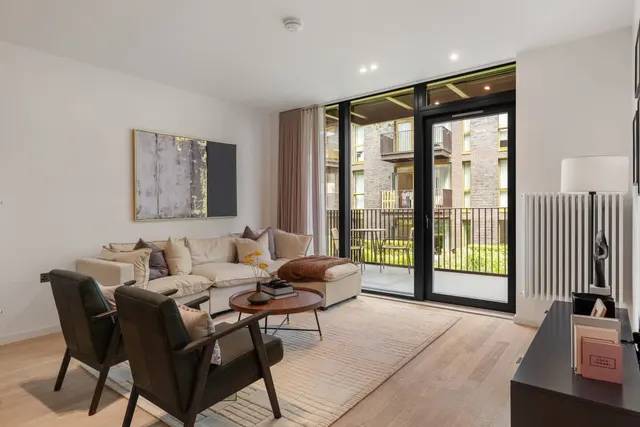 West Bradbury Yard Brentford, TW8, photo 1