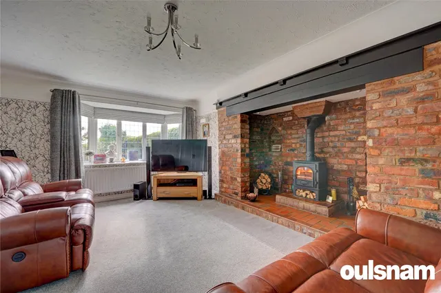 Photo 3 — Bagehott Close, Droitwich, Worcestershire, WR9 8UJ