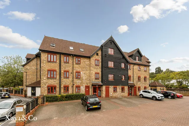 1 bedroom flat — Shire Place, The Ham, TW8 8HE