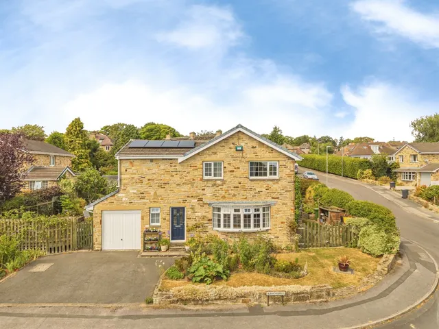 Larchdale, Huddersfield, photo 1