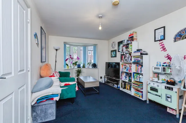 Photo 2 — Reeth Close, Leicester