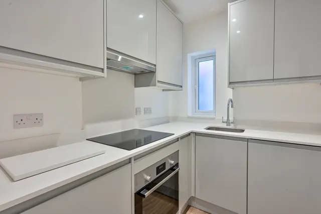 Photo 3 — Flat 4, 50 Burlington Road, New Malden