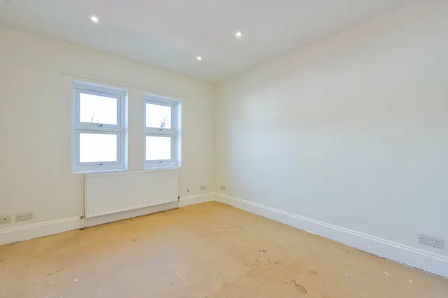 Photo 2 — Flat 4, 50 Burlington Road, New Malden