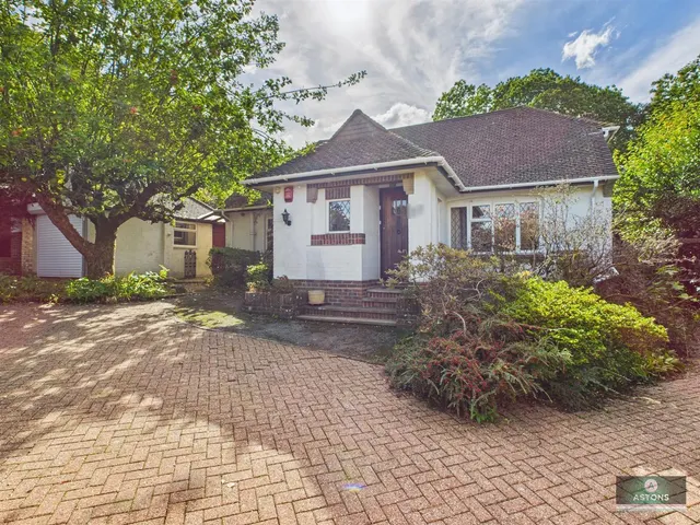 Mount Close, Pound Hill, photo 1
