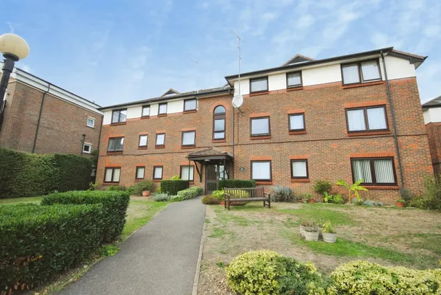 First Avenue, Watford, photo 1