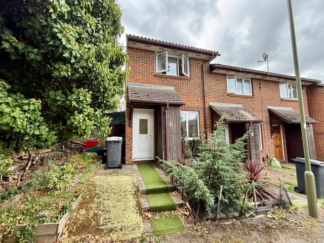Compton Close Pavilion Way, Edgware, HA8, photo 1