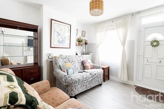 Tavistock Crescent, Luton, LU1, photo 2