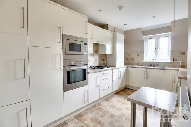 Gidea Lodge, Gidea Park, RM2, photo 1