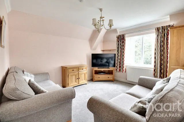 Gidea Lodge, Gidea Park, RM2, photo 3
