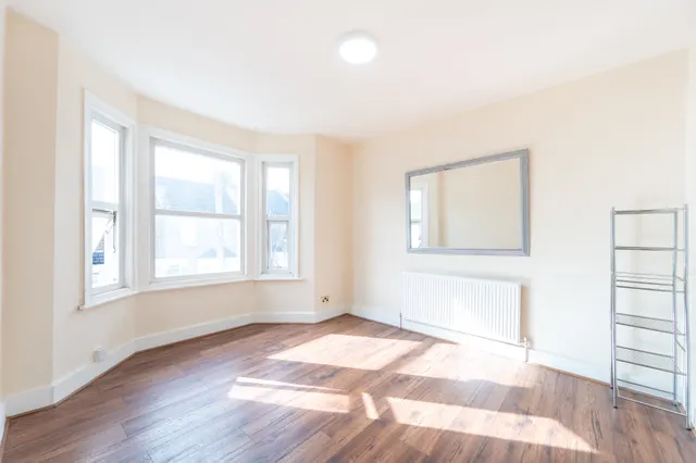 24b Leopold Road, London, photo 1