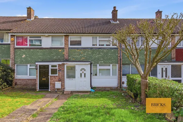 3 bedroom house — North Dene, Chigwell, IG7 5JS