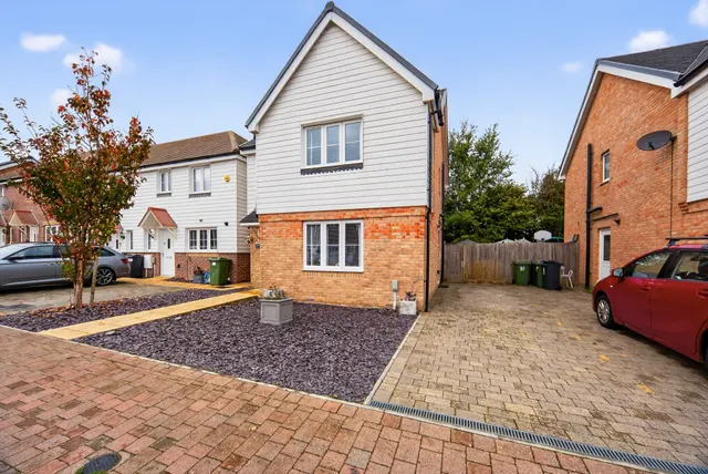 St. Lawrence Crescent, Maidstone, photo 1