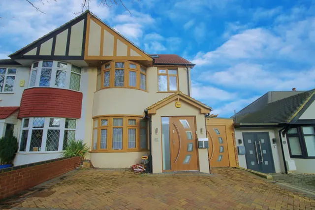 Farndale Crescent, Greenford, UB6, photo 1